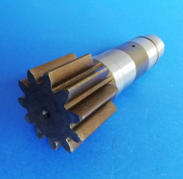 010370A Wałek silnika obrotu Komatsu PC10-7 - Zwenkmotor voor Bouwmachine: afbeelding 1 010370A Wałek silnika obrotu Komatsu PC10-7 - Zwenkmotor voor Bouwmachine: afbeelding 1
