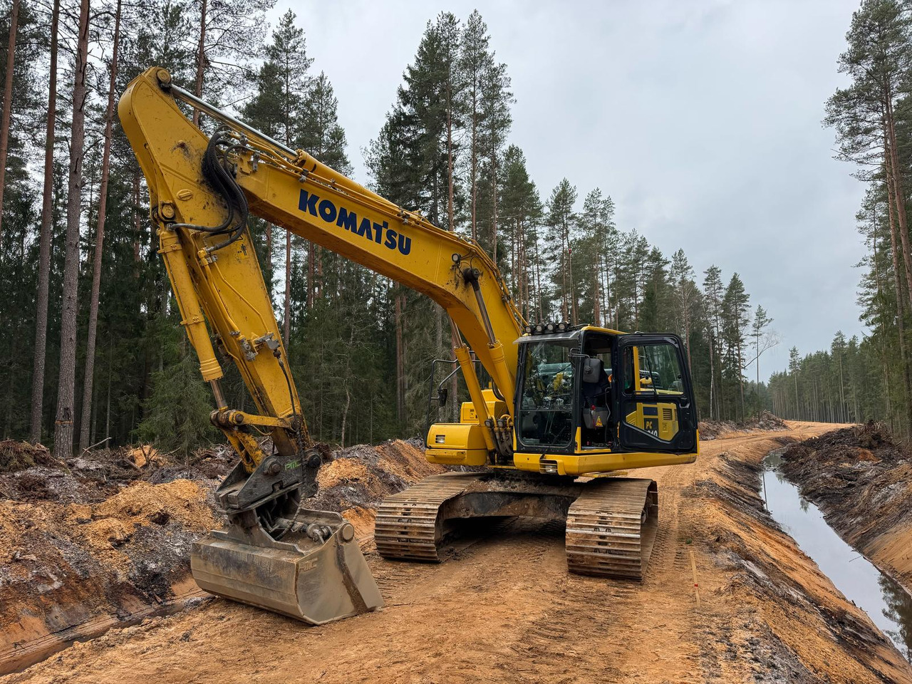 KOMATSU PC210LC-11 - Rupsgraafmachine: afbeelding 1 KOMATSU PC210LC-11 - Rupsgraafmachine: afbeelding 1