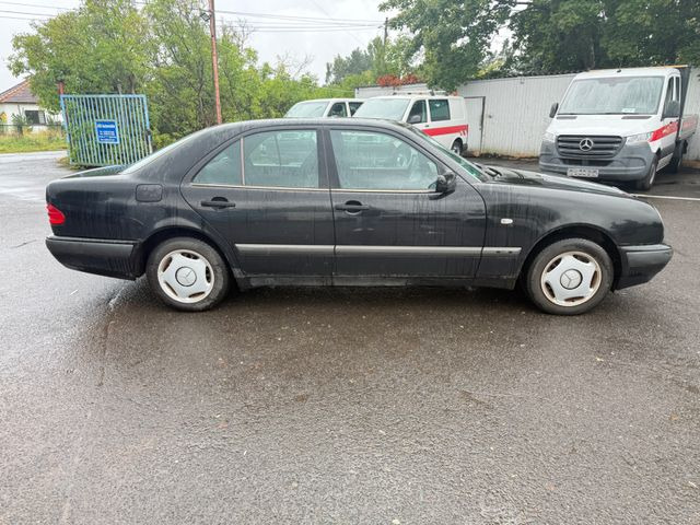 Mercedes-Benz E 200 - Sedan: afbeelding 5 Mercedes-Benz E 200 - Sedan: afbeelding 5