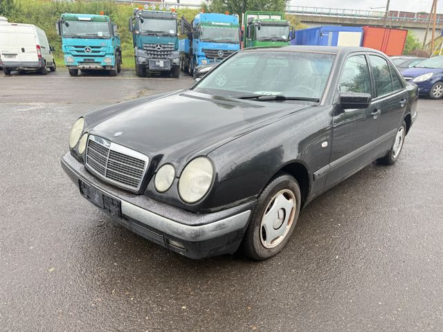 Mercedes-Benz E 200 - Sedan: afbeelding 3 Mercedes-Benz E 200 - Sedan: afbeelding 3