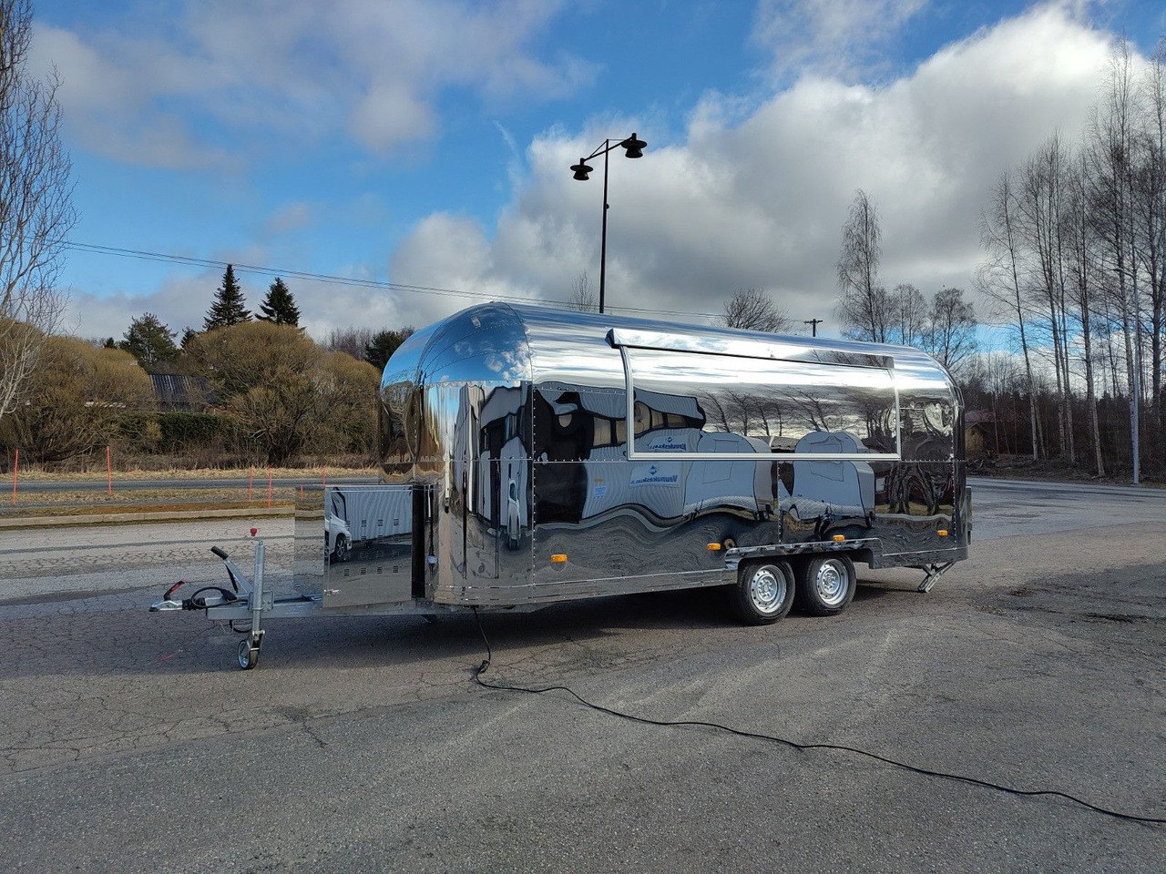 Esselmann Delistar Foodtruck 6000 ähn. Airstream - Verkoopwagen: afbeelding 1 Esselmann Delistar Foodtruck 6000 ähn. Airstream - Verkoopwagen: afbeelding 1