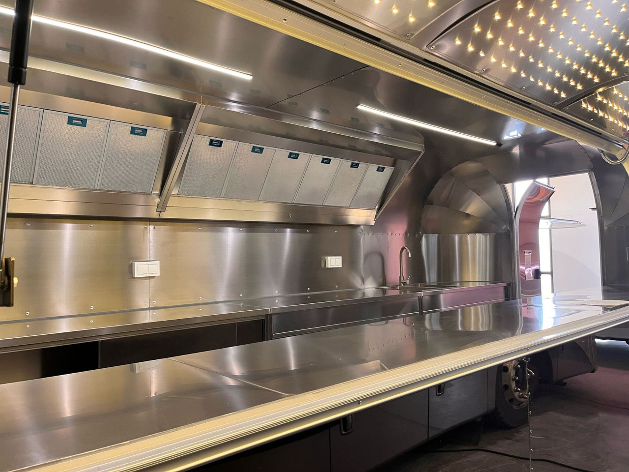 Esselmann Delistar Foodtruck 6000 ähn. Airstream - Verkoopwagen: afbeelding 4 Esselmann Delistar Foodtruck 6000 ähn. Airstream - Verkoopwagen: afbeelding 4