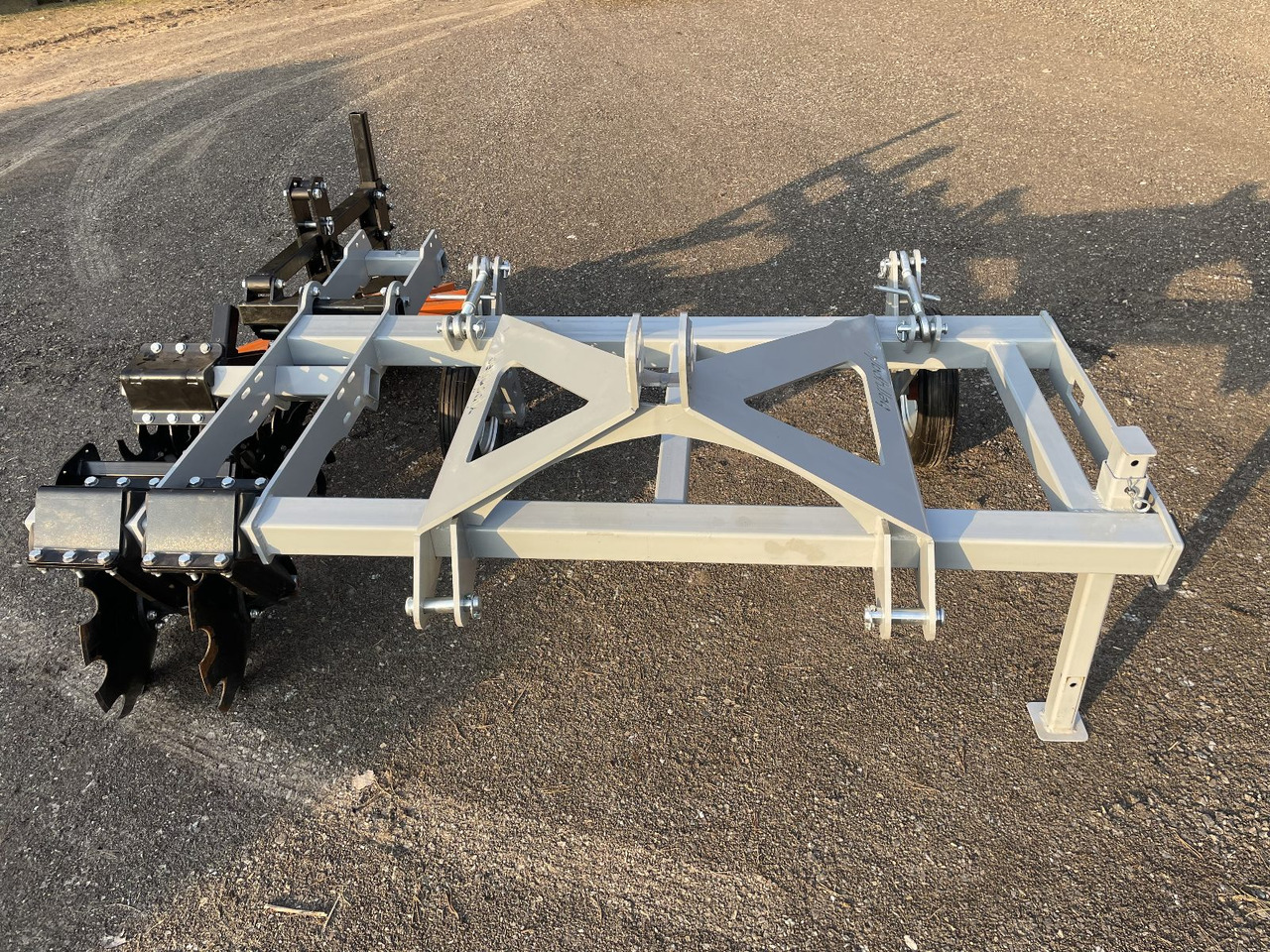 Berrypark Obstgartengerät – Seitenhäcksler / Orchard Weeder / Sarcleuse arboricole / Pielnik sadowniczy - Cultivator: afbeelding 3 Berrypark Obstgartengerät – Seitenhäcksler / Orchard Weeder / Sarcleuse arboricole / Pielnik sadowniczy - Cultivator: afbeelding 3