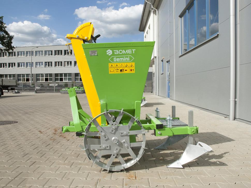 Bomet Kartoffelpflanzmaschine / Potato planter / Planteuse de pomme de terre / Piantapatate / Sadzarka ziemniaków - Aardappelpootmachine: afbeelding 3 Bomet Kartoffelpflanzmaschine / Potato planter / Planteuse de pomme de terre / Piantapatate / Sadzarka ziemniaków - Aardappelpootmachine: afbeelding 3