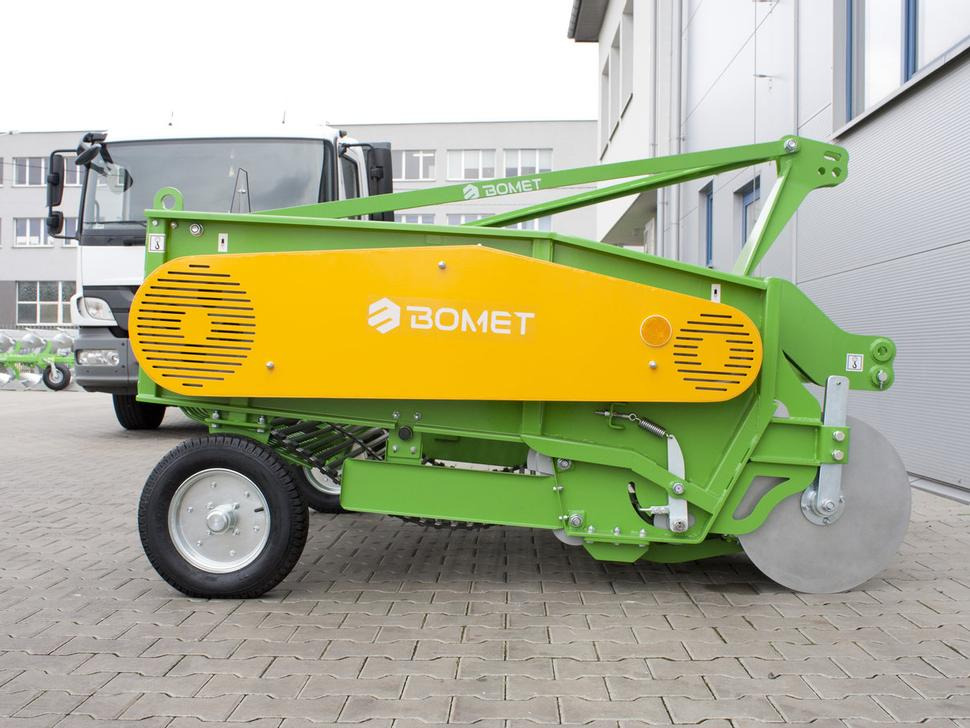 Bomet Siebkettenroder / Potato digger / Arracheuse de pomme de terre / Scavapatate / Cavador de patatas / 2-рядная картофелекопалка / Kopaczka do ziemniaków - Aardappelrooier: afbeelding 4 Bomet Siebkettenroder / Potato digger / Arracheuse de pomme de terre / Scavapatate / Cavador de patatas / 2-рядная картофелекопалка / Kopaczka do ziemniaków - Aardappelrooier: afbeelding 4