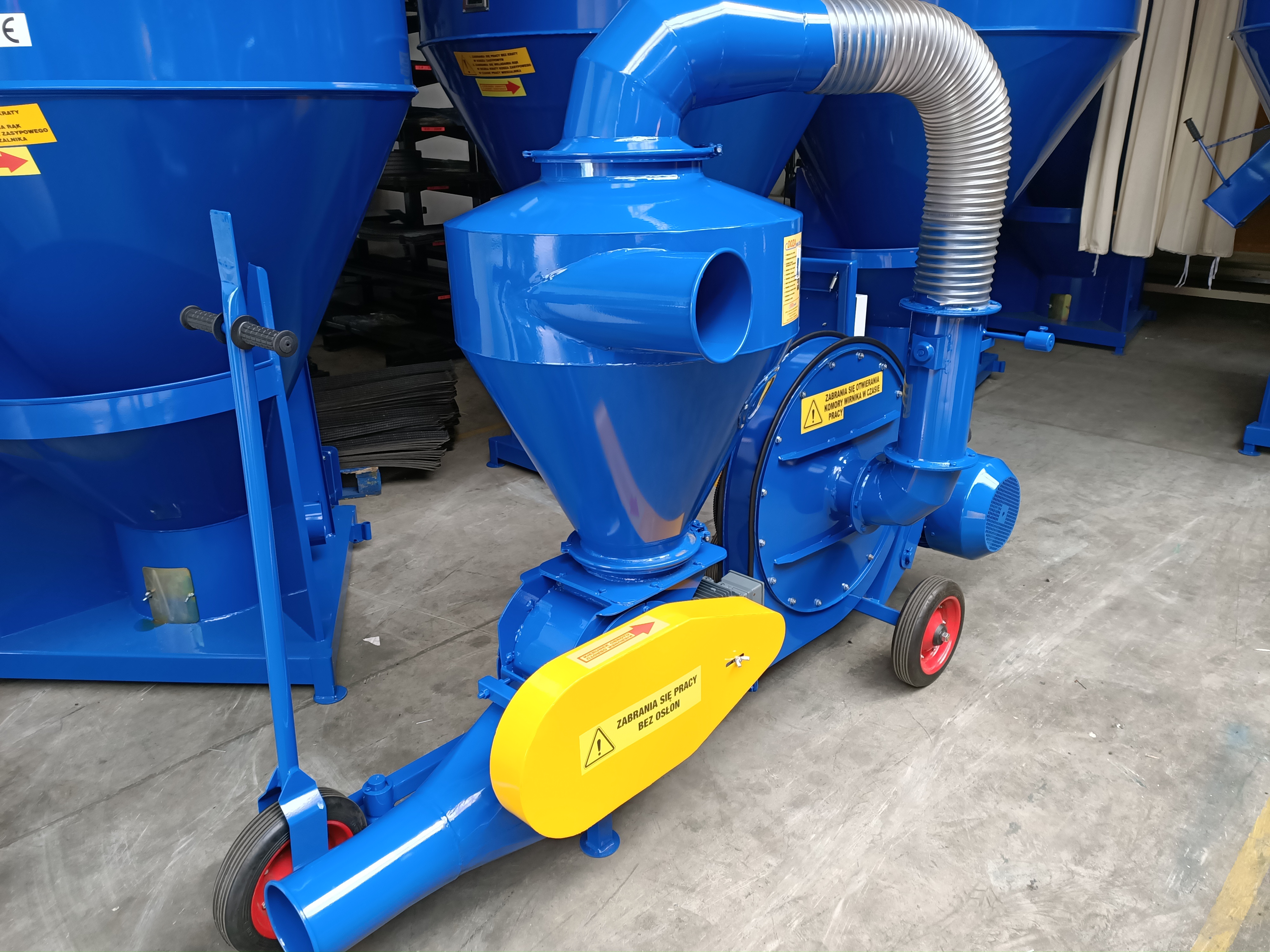 Dozamech Saug-Druckgebläse / Suction and pressure blower / Suceuse à grains / Trasportatore / Пневматический вдуватель / Dmuchawa ssąco-tłocząca T-420 - Transportband: afbeelding 1 Dozamech Saug-Druckgebläse / Suction and pressure blower / Suceuse à grains / Trasportatore / Пневматический вдуватель / Dmuchawa ssąco-tłocząca T-420 - Transportband: afbeelding 1