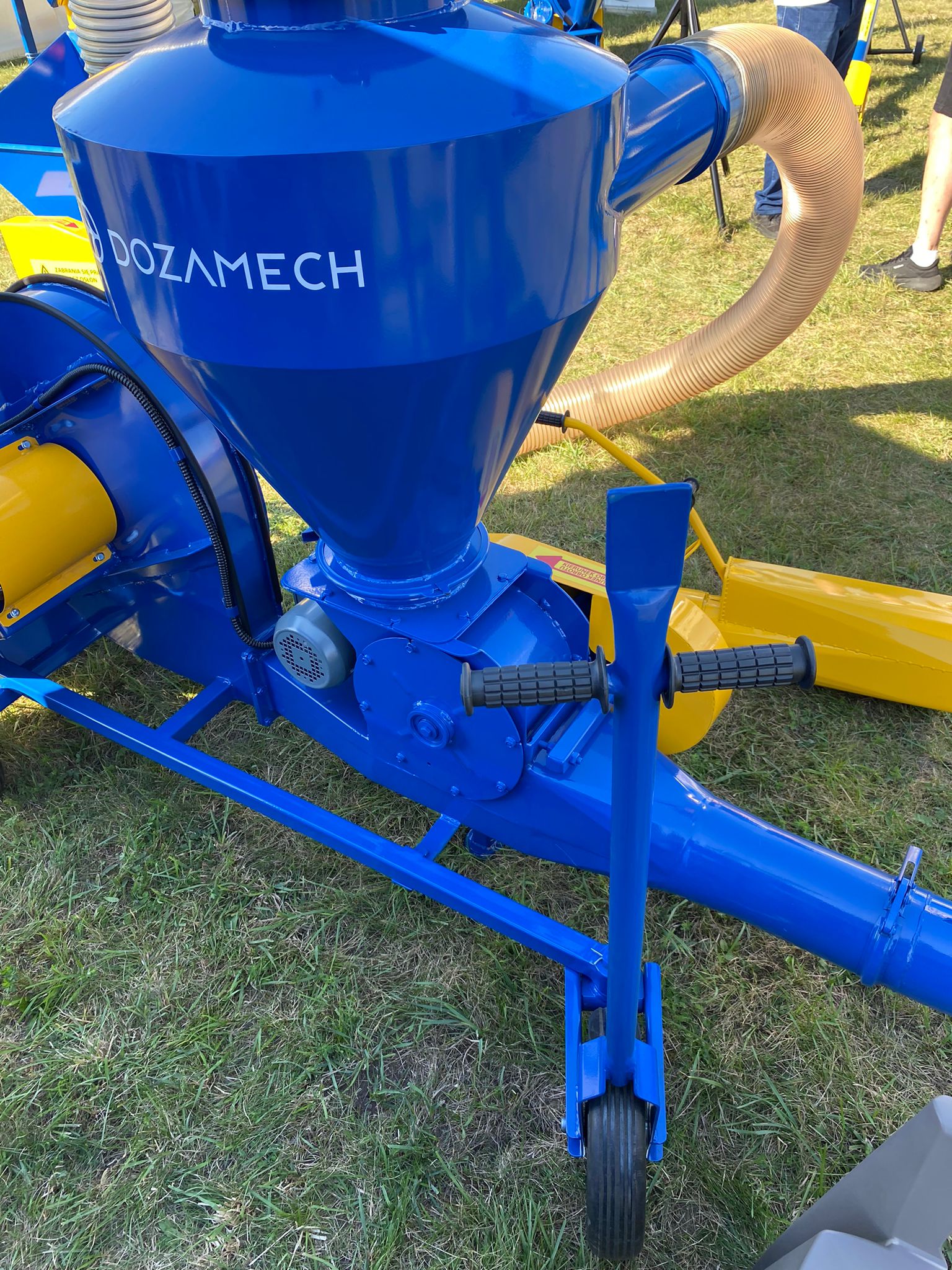 Dozamech Saug-Druckgebläse / Suction and pressure blower / Suceuse à grains / Trasportatore / Пневматический вдуватель / Dmuchawa ssąco-tłocząca T-420 - Transportband: afbeelding 4 Dozamech Saug-Druckgebläse / Suction and pressure blower / Suceuse à grains / Trasportatore / Пневматический вдуватель / Dmuchawa ssąco-tłocząca T-420 - Transportband: afbeelding 4