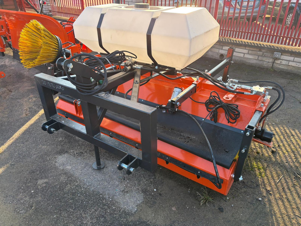 METAL-TECHNIK Kehrmaschine / Sweeper / Balayeuse / Spazzolatrice / Подметательно-уборочная машина / Zamiatarka 2 m - Veeg voor Voorlader voor tractor: afbeelding 5 METAL-TECHNIK Kehrmaschine / Sweeper / Balayeuse / Spazzolatrice / Подметательно-уборочная машина / Zamiatarka 2 m - Veeg voor Voorlader voor tractor: afbeelding 5