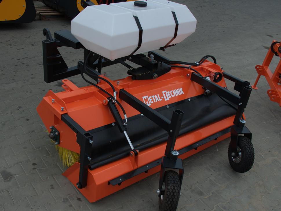 METAL-TECHNIK Kehrmaschine / Sweeper / Balayeuse / Spazzolatrice / Подметательно-уборочная машина / Zamiatarka 2 m - Veeg voor Voorlader voor tractor: afbeelding 2 METAL-TECHNIK Kehrmaschine / Sweeper / Balayeuse / Spazzolatrice / Подметательно-уборочная машина / Zamiatarka 2 m - Veeg voor Voorlader voor tractor: afbeelding 2