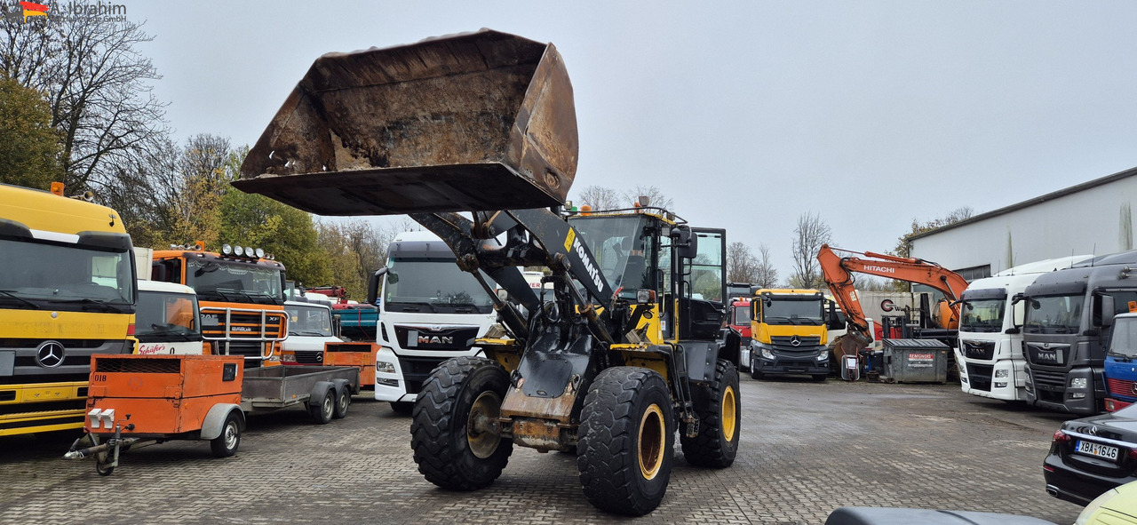 Komatsu WA 250 Zustand technisch ok, optisch 3-4 Unterlagen vorhanden - Wiellader: afbeelding 1 Komatsu WA 250 Zustand technisch ok, optisch 3-4 Unterlagen vorhanden - Wiellader: afbeelding 1