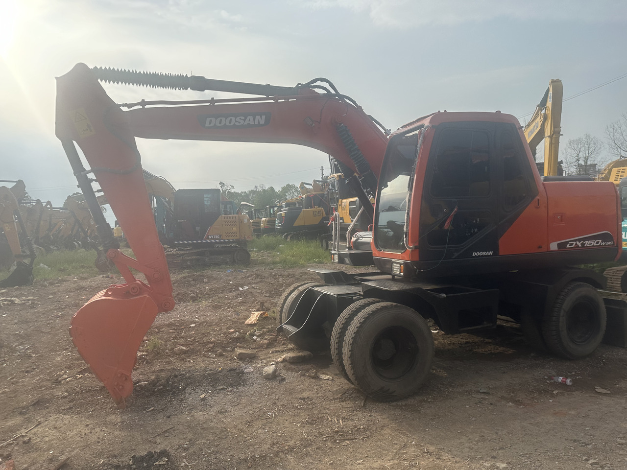 Doosan DX150W-9C - Mobiele graafmachine: afbeelding 1 Doosan DX150W-9C - Mobiele graafmachine: afbeelding 1