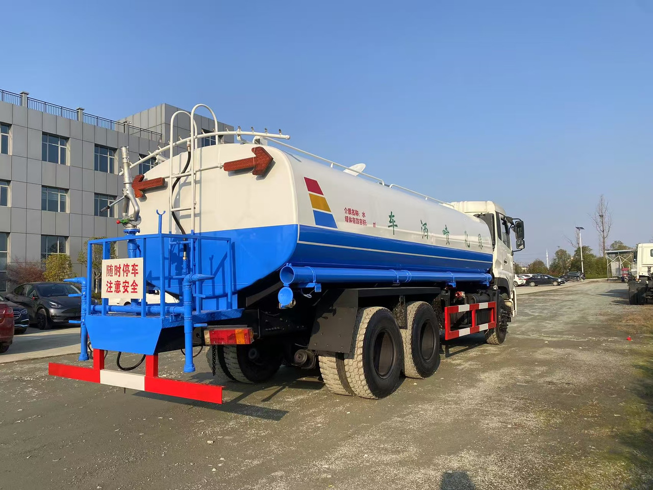 DONGFENG 20000L water truck Sprinkler - Tankwagen: afbeelding 2 DONGFENG 20000L water truck Sprinkler - Tankwagen: afbeelding 2