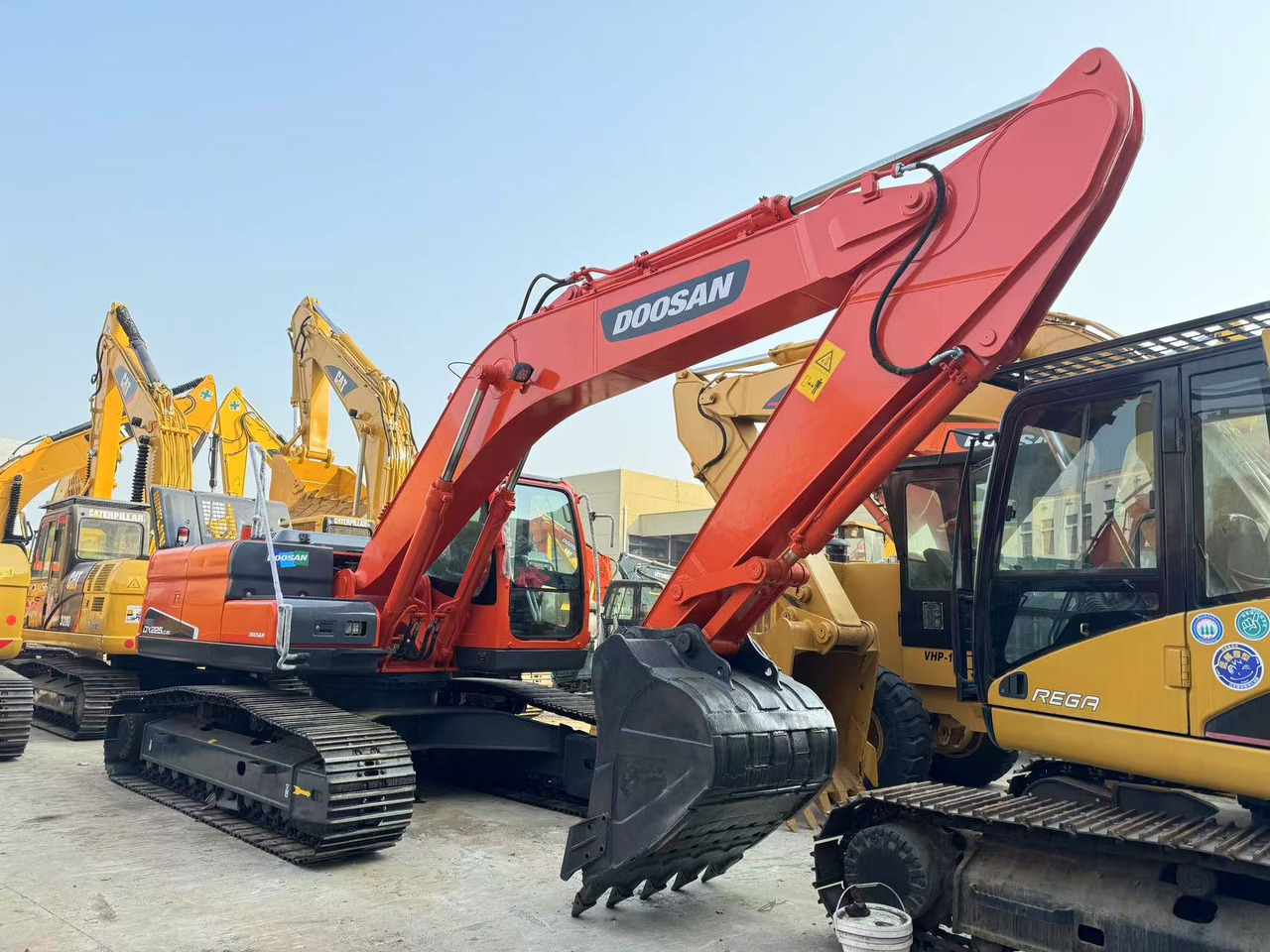 DOOSAN DX225 - Rupsgraafmachine: afbeelding 1 DOOSAN DX225 - Rupsgraafmachine: afbeelding 1