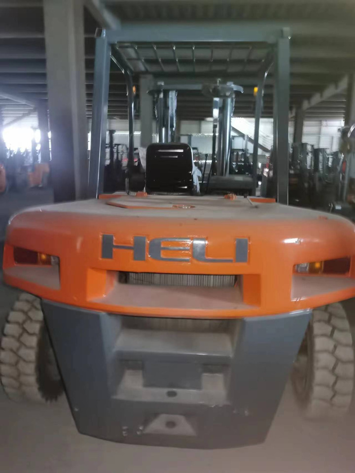 HELI 70 DIESEL FORKLIFT 7TON - Diesel heftruck: afbeelding 2 HELI 70 DIESEL FORKLIFT 7TON - Diesel heftruck: afbeelding 2