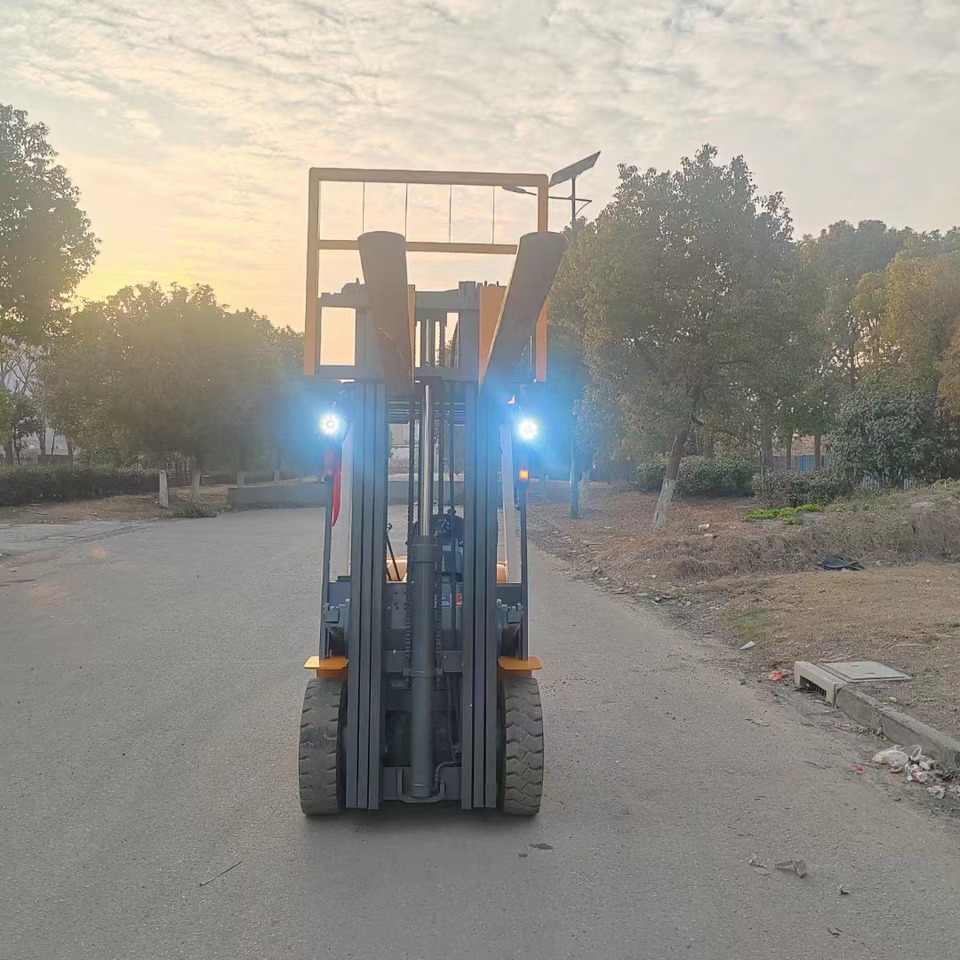 TCM FD30 diesel ISUZU engine forklift from Japan - Diesel heftruck: afbeelding 4 TCM FD30 diesel ISUZU engine forklift from Japan - Diesel heftruck: afbeelding 4