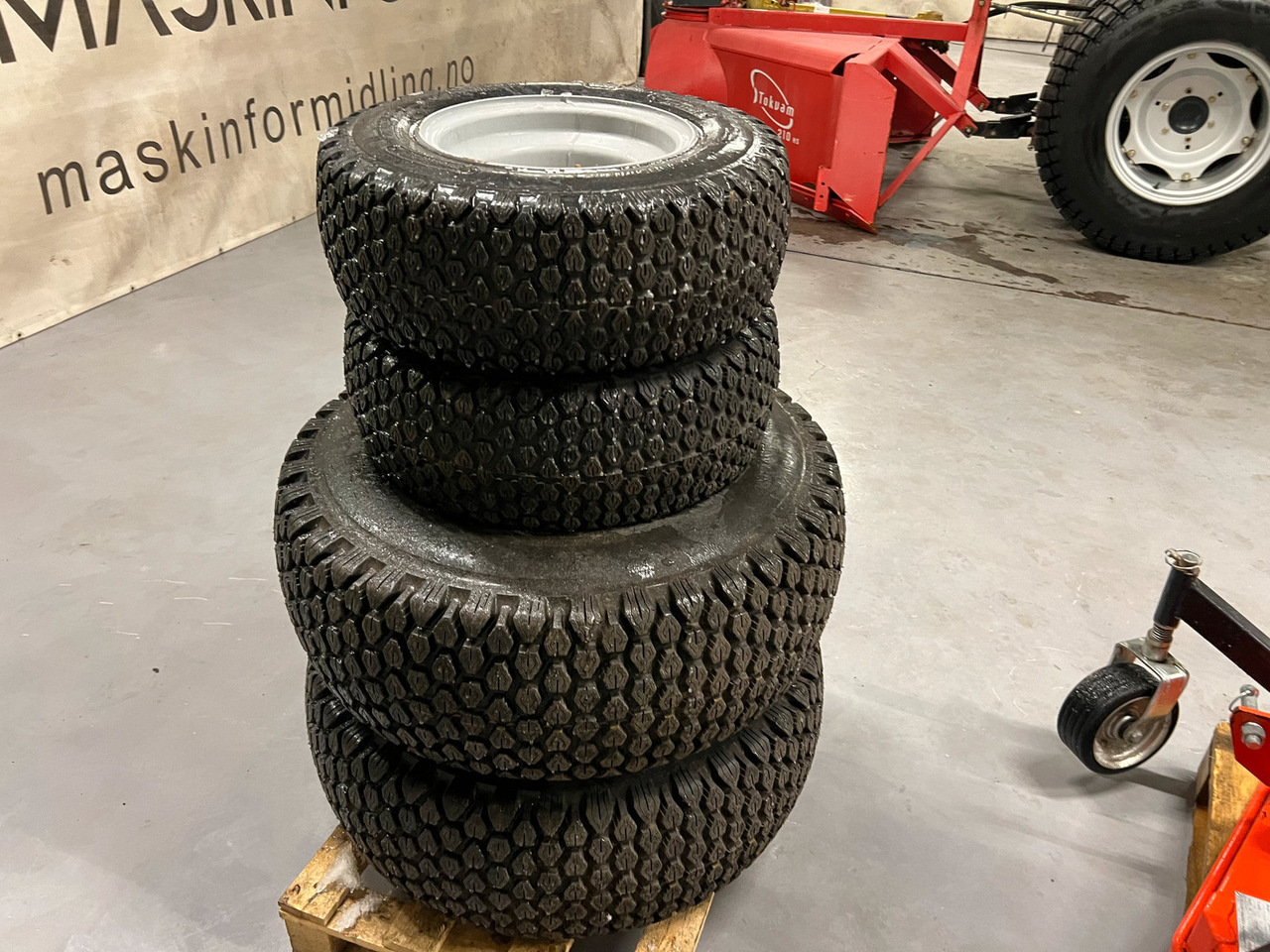Dekk passer Massey Ferguson 1525 - Complete wiel voor Mini tractor: afbeelding 1 Dekk passer Massey Ferguson 1525 - Complete wiel voor Mini tractor: afbeelding 1