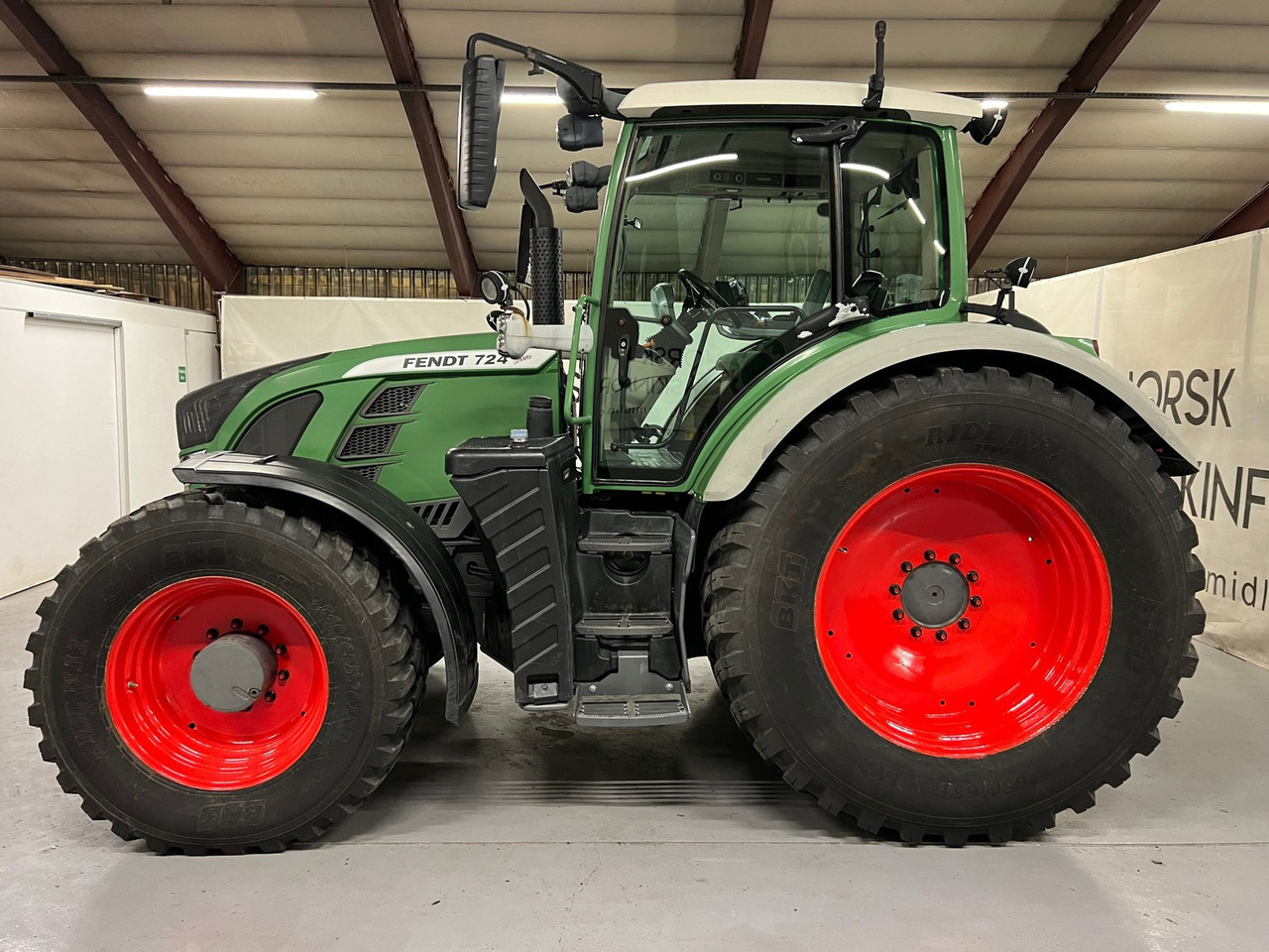 Fendt 724 Vario - Tractor: afbeelding 1 Fendt 724 Vario - Tractor: afbeelding 1