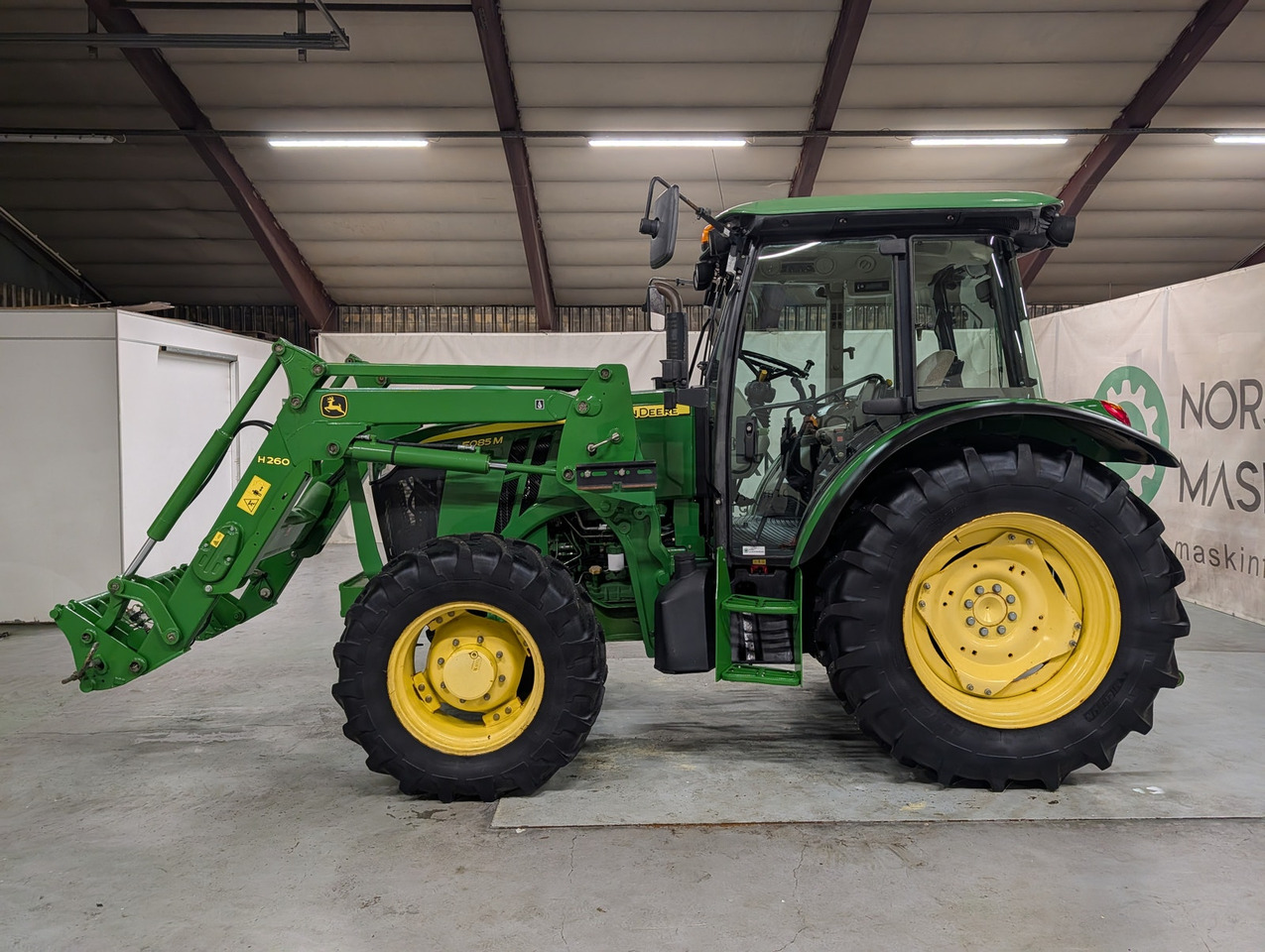 John Deere 5085M - Tractor: afbeelding 2 John Deere 5085M - Tractor: afbeelding 2