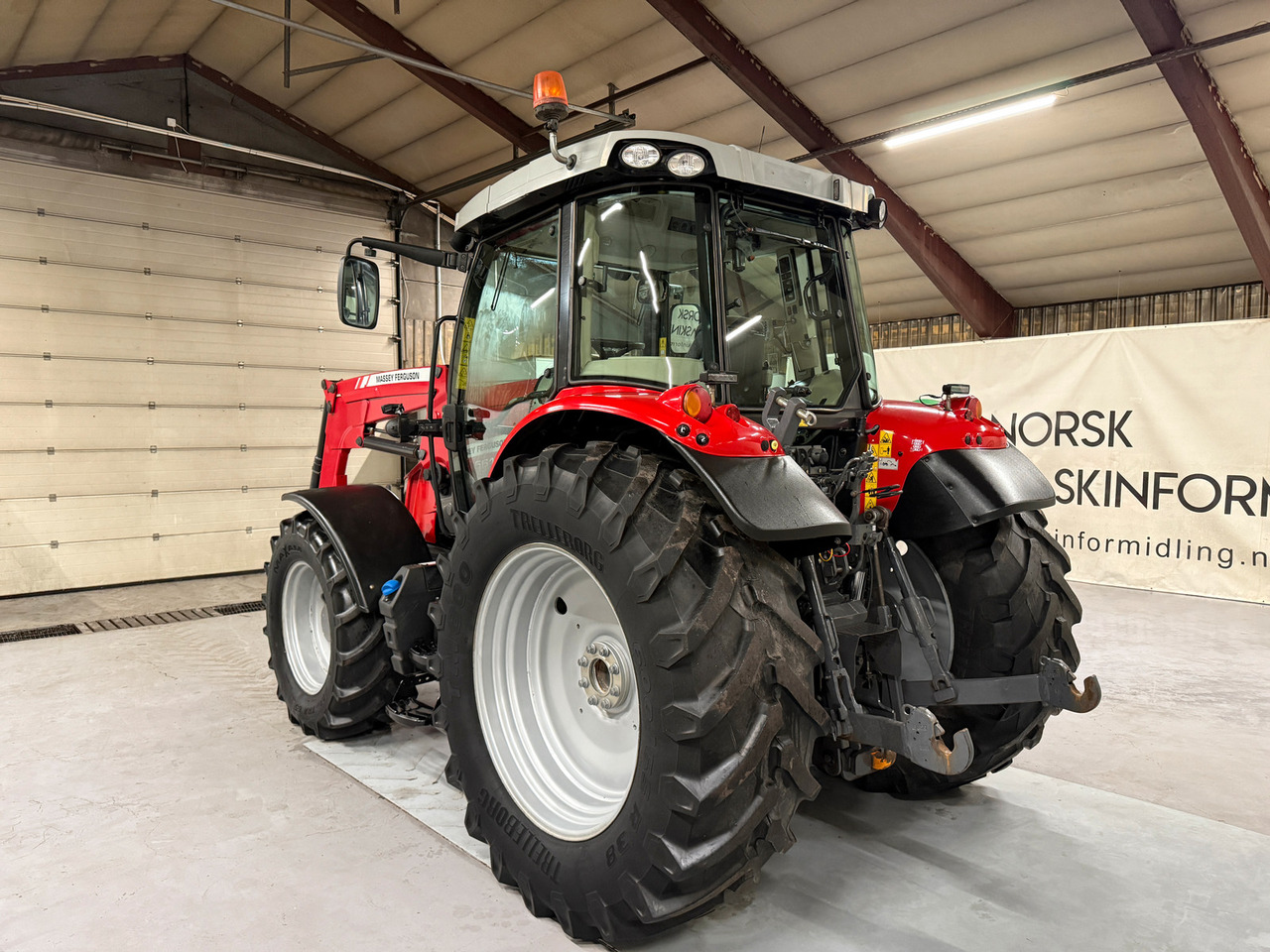 Massey Ferguson 5613 Dyna 4 - Tractor: afbeelding 3 Massey Ferguson 5613 Dyna 4 - Tractor: afbeelding 3