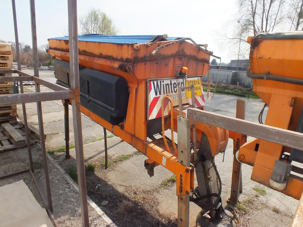 Zabudowa piaskarki SCHMIDT STRATOS S40-36 - 2003 - 4m3 - Napęd z pojazdu - Zout/ Zandstrooier: afbeelding 3 Zabudowa piaskarki SCHMIDT STRATOS S40-36 - 2003 - 4m3 - Napęd z pojazdu - Zout/ Zandstrooier: afbeelding 3