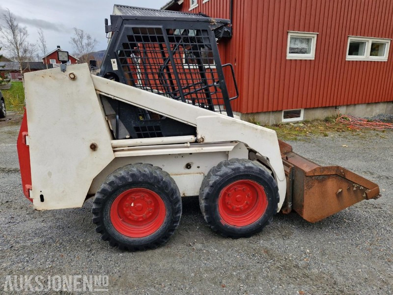 1986 Bobcat 743 kompaktlaster med mye utstyr - MVA-FRI - Schranklader: afbeelding 2 1986 Bobcat 743 kompaktlaster med mye utstyr - MVA-FRI - Schranklader: afbeelding 2