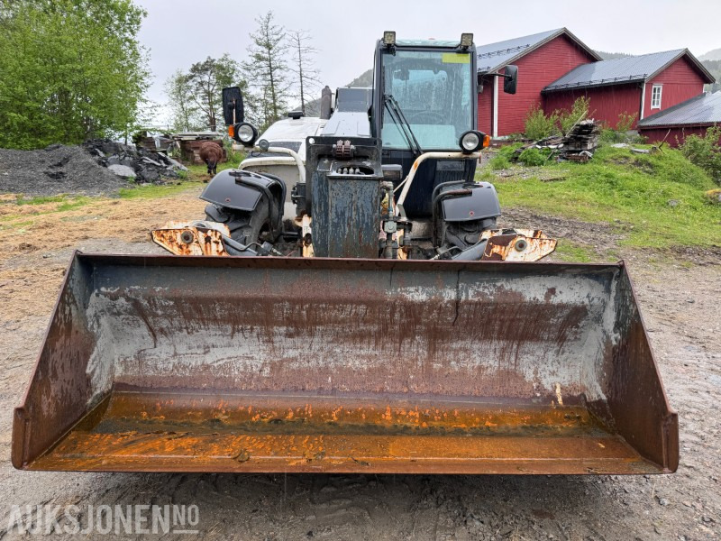 2005 Bobcat T35120SL Teleskoptruck / Teleskoplaster - 4x4x4 - avvatringssylinder - Støttelabber - Hydraulisk redskapslås - Jibb - Skuffe - 2 stk pallegafler - Verreiker: afbeelding 2 2005 Bobcat T35120SL Teleskoptruck / Teleskoplaster - 4x4x4 - avvatringssylinder - Støttelabber - Hydraulisk redskapslås - Jibb - Skuffe - 2 stk pallegafler - Verreiker: afbeelding 2