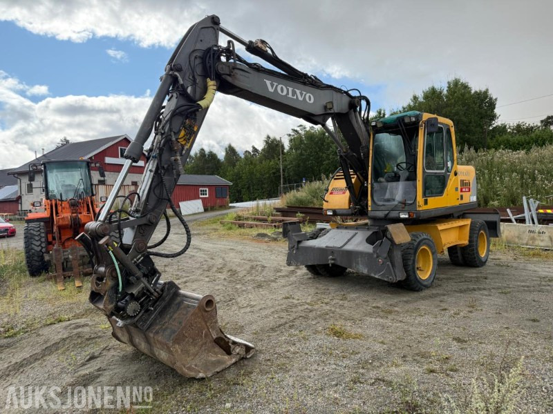 2006 Volvo EW140B Hjulgraver m/pallegaffel og skuff - Steelwrist tiltrotator. - Graafmachine: afbeelding 1 2006 Volvo EW140B Hjulgraver m/pallegaffel og skuff - Steelwrist tiltrotator. - Graafmachine: afbeelding 1