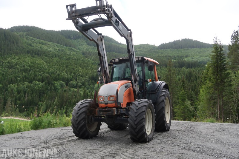 2008 Valtra N141 Twintrac traktor / 9121 timer - Tractor: afbeelding 2 2008 Valtra N141 Twintrac traktor / 9121 timer - Tractor: afbeelding 2