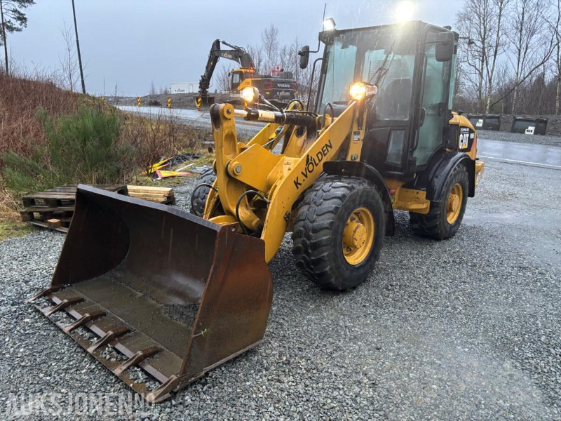 2010 CAT 906H HJULLASTER. 1596TIMER. SKUFFE. TELLEFSDAL VPL PLOG. HOLMS FEIEKOST. CAT PALLEGAFFLER - Wiellader: afbeelding 2 2010 CAT 906H HJULLASTER. 1596TIMER. SKUFFE. TELLEFSDAL VPL PLOG. HOLMS FEIEKOST. CAT PALLEGAFFLER - Wiellader: afbeelding 2