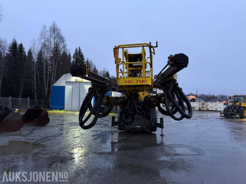 2012 Atlas Copco Boomer E2C Borerigg, To-bom oppsett med integrert kurv - Boormachine: afbeelding 2 2012 Atlas Copco Boomer E2C Borerigg, To-bom oppsett med integrert kurv - Boormachine: afbeelding 2