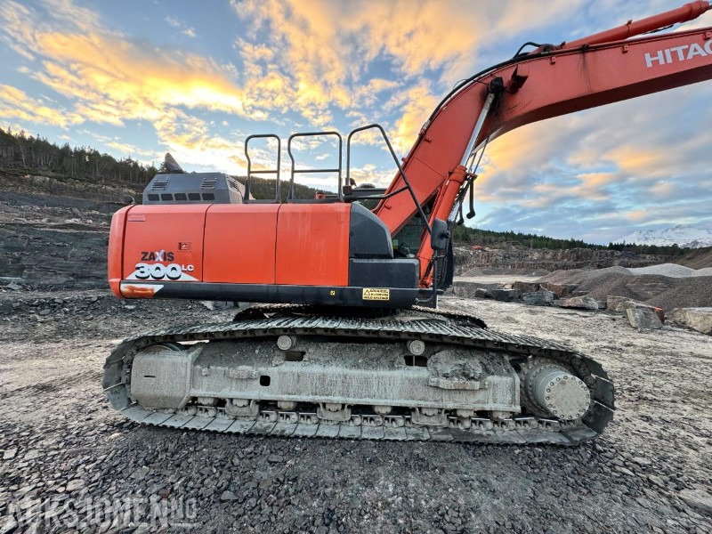 2016 Hitachi ZX300LC-6 - 31.600 kg - OilQuick - Webasto - Bunkringspumpe - Hammerhydraulikk / tilleggshydraulikk - Sertifiseres før salg - Graafmachine: afbeelding 4 2016 Hitachi ZX300LC-6 - 31.600 kg - OilQuick - Webasto - Bunkringspumpe - Hammerhydraulikk / tilleggshydraulikk - Sertifiseres før salg - Graafmachine: afbeelding 4