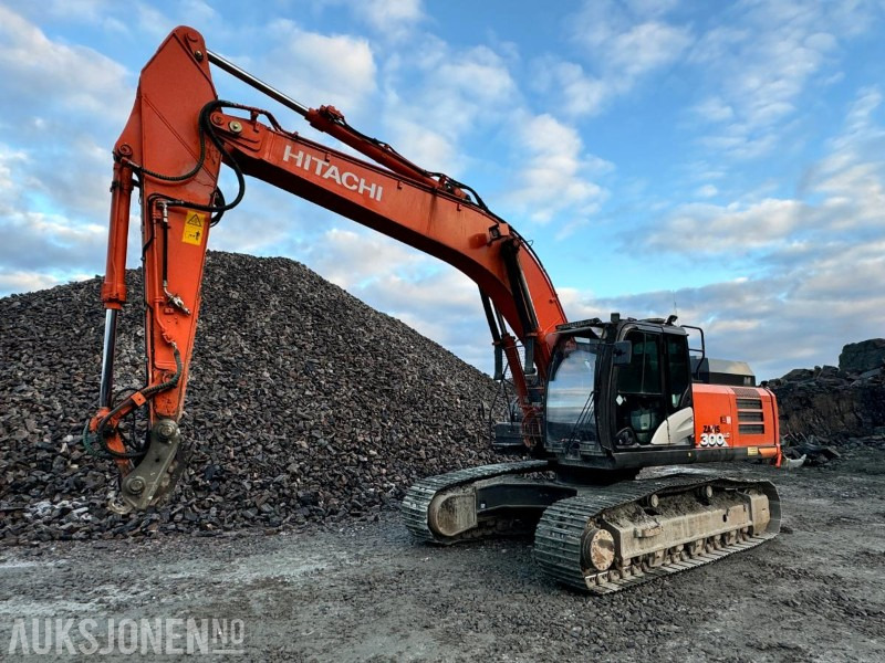 2016 Hitachi ZX300LC-6 - 31.600 kg - OilQuick - Webasto - Bunkringspumpe - Hammerhydraulikk / tilleggshydraulikk - Sertifiseres før salg - Graafmachine: afbeelding 1 2016 Hitachi ZX300LC-6 - 31.600 kg - OilQuick - Webasto - Bunkringspumpe - Hammerhydraulikk / tilleggshydraulikk - Sertifiseres før salg - Graafmachine: afbeelding 1