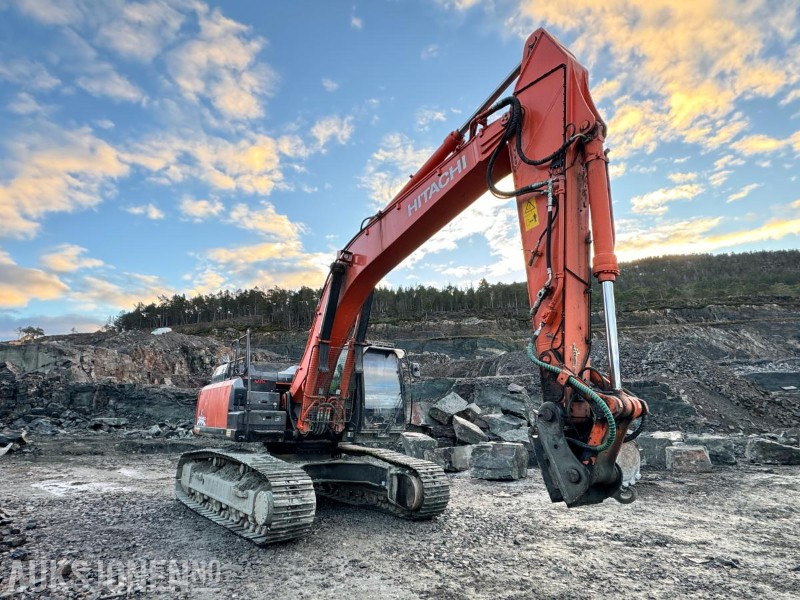 2016 Hitachi ZX300LC-6 - 31.600 kg - OilQuick - Webasto - Bunkringspumpe - Hammerhydraulikk / tilleggshydraulikk - Sertifiseres før salg - Graafmachine: afbeelding 3 2016 Hitachi ZX300LC-6 - 31.600 kg - OilQuick - Webasto - Bunkringspumpe - Hammerhydraulikk / tilleggshydraulikk - Sertifiseres før salg - Graafmachine: afbeelding 3