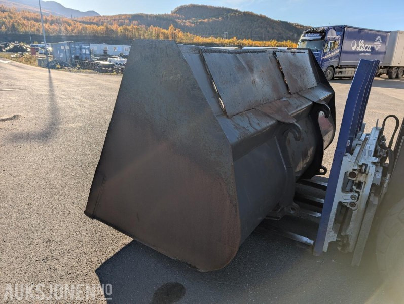 1990 Snøskuffe ca 5 kubikk til hjullaster - Stått på Volvo L90 - Aanbouwdeel voor Bouwmachine: afbeelding 2 1990 Snøskuffe ca 5 kubikk til hjullaster - Stått på Volvo L90 - Aanbouwdeel voor Bouwmachine: afbeelding 2