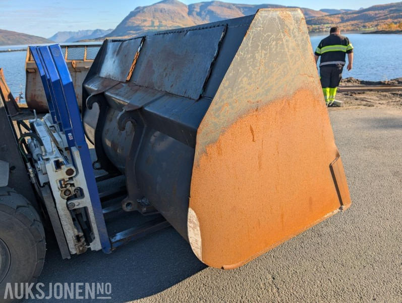 1990 Snøskuffe ca 5 kubikk til hjullaster - Stått på Volvo L90 - Aanbouwdeel voor Bouwmachine: afbeelding 3 1990 Snøskuffe ca 5 kubikk til hjullaster - Stått på Volvo L90 - Aanbouwdeel voor Bouwmachine: afbeelding 3