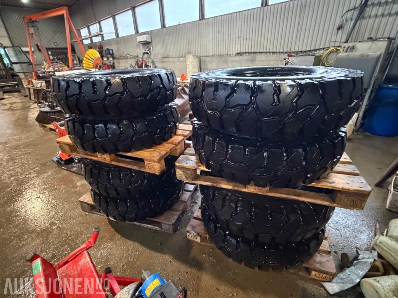2025 Nokian 4 stk Hjulgraverdekk 10.00–20 – Nær Ny Stand – På Felg - Aanbouwdeel voor Bouwmachine: afbeelding 1 2025 Nokian 4 stk Hjulgraverdekk 10.00–20 – Nær Ny Stand – På Felg - Aanbouwdeel voor Bouwmachine: afbeelding 1