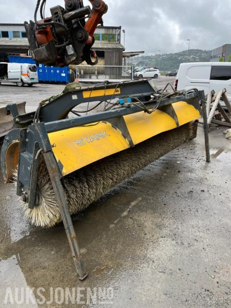 Stark 300 feiekost til hjullaster med stort og lite bm feste - Aanbouwdeel voor Bouwmachine: afbeelding 1 Stark 300 feiekost til hjullaster med stort og lite bm feste - Aanbouwdeel voor Bouwmachine: afbeelding 1