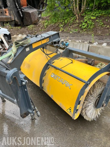 Stark 300 feiekost til hjullaster med stort og lite bm feste - Aanbouwdeel voor Bouwmachine: afbeelding 2 Stark 300 feiekost til hjullaster med stort og lite bm feste - Aanbouwdeel voor Bouwmachine: afbeelding 2