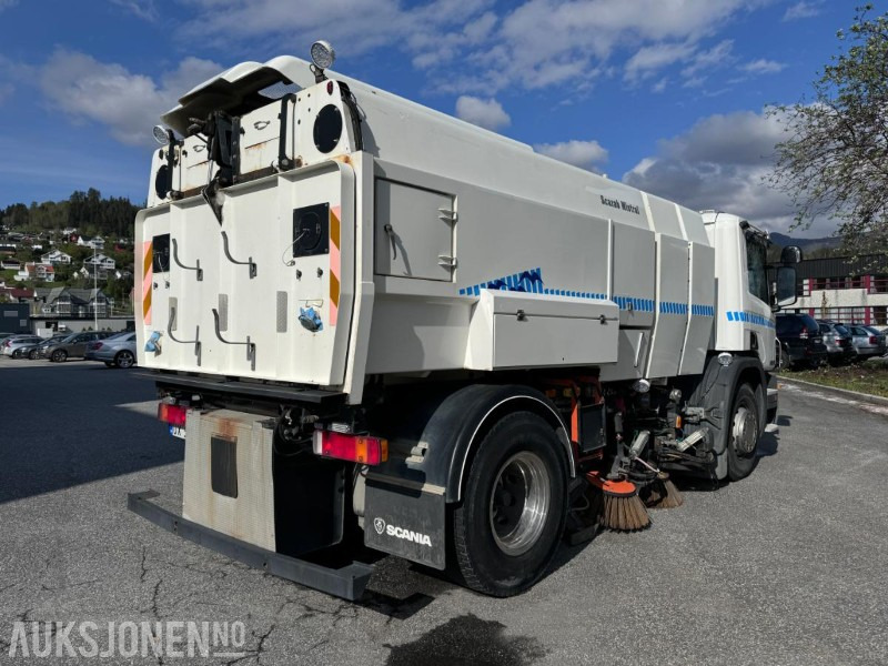 2006 Scania P340 DB - 4X2 - HNA Feiebil - Gått kun 99.688 km - Gemeentelijke machine/ Speciaal: afbeelding 4 2006 Scania P340 DB - 4X2 - HNA Feiebil - Gått kun 99.688 km - Gemeentelijke machine/ Speciaal: afbeelding 4