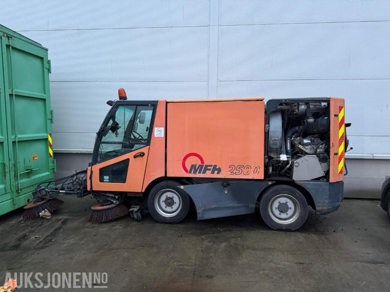 2008 Matec MFH 2500 Feiebil / Rep.objekt - Gemeentelijke machine/ Speciaal: afbeelding 2 2008 Matec MFH 2500 Feiebil / Rep.objekt - Gemeentelijke machine/ Speciaal: afbeelding 2