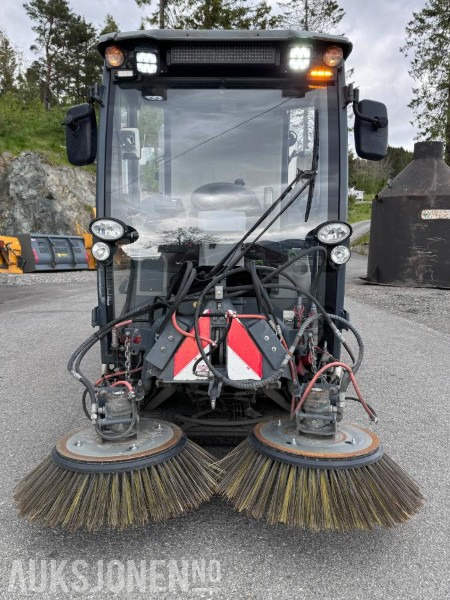 2018 Hako Citymaster 1600 - Vei, gate og gulv feiemaskin - Redskapsbærer med kosteaggregat for gang/vei og børsteaggregat for gulv - Gemeentelijke machine/ Speciaal: afbeelding 2 2018 Hako Citymaster 1600 - Vei, gate og gulv feiemaskin - Redskapsbærer med kosteaggregat for gang/vei og børsteaggregat for gulv - Gemeentelijke machine/ Speciaal: afbeelding 2