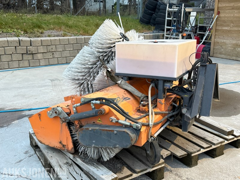 2007 Bema Kommunal-Dual feiekost med vanntank - Landbouwmachine: afbeelding 2 2007 Bema Kommunal-Dual feiekost med vanntank - Landbouwmachine: afbeelding 2