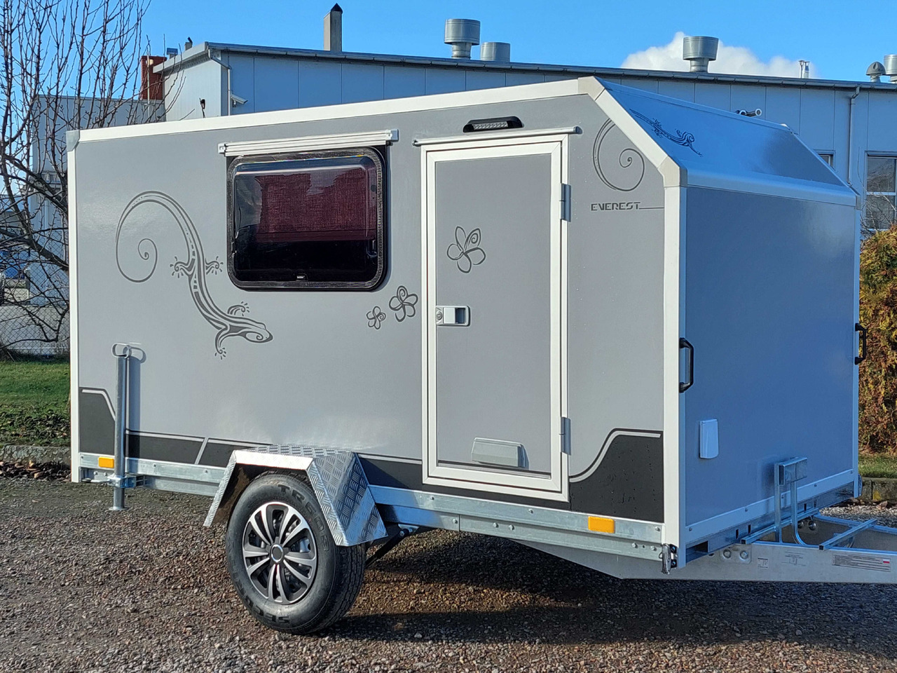 Nowa Lekka przyczepa mini kempingowa towarowa Everest minicamp EVO - Caravan: afbeelding 1 Nowa Lekka przyczepa mini kempingowa towarowa Everest minicamp EVO - Caravan: afbeelding 1