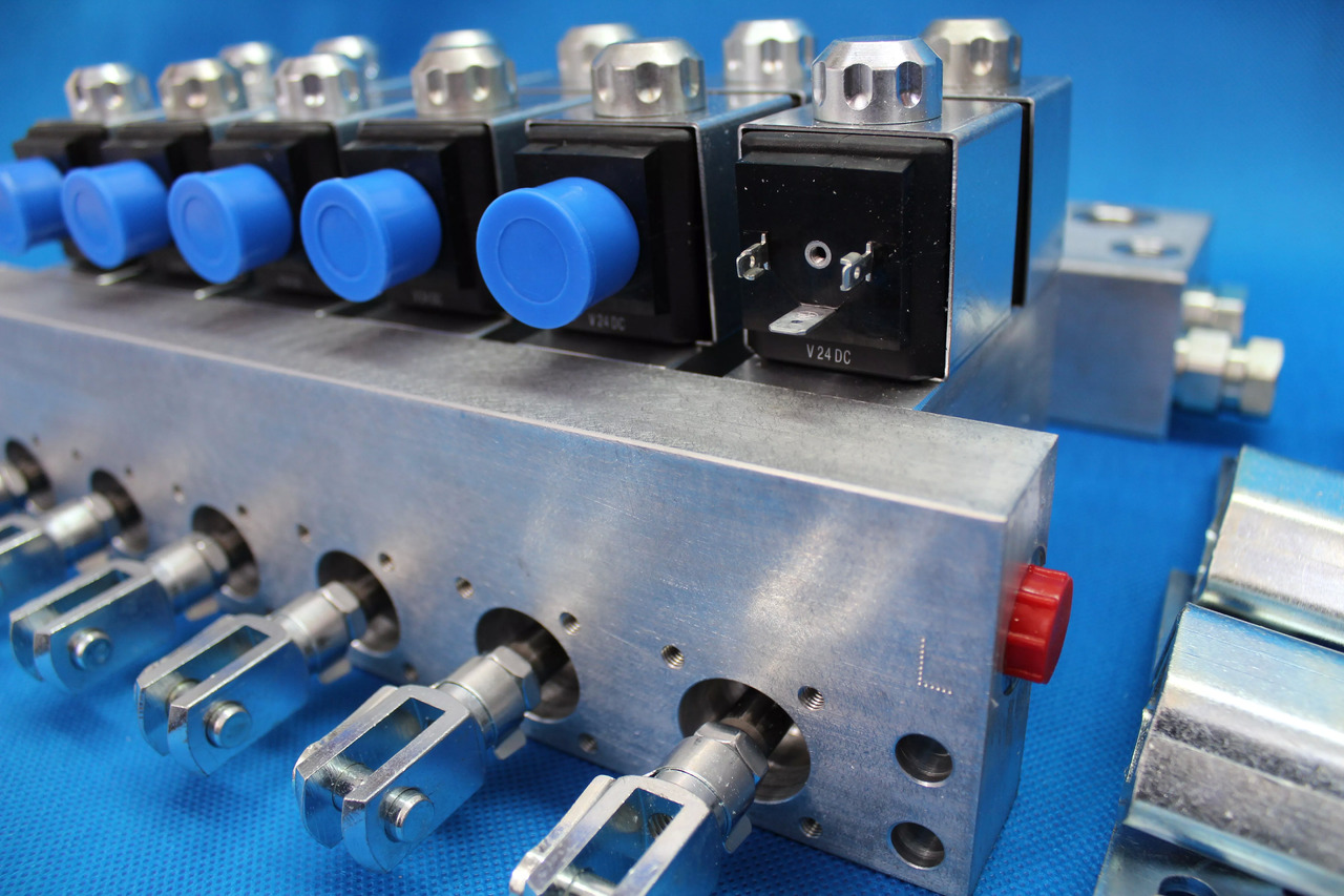 Actuator block MOD 10 for 6 function12/ 24VDC Retrofit Kit for crane with valve without solenoids Fassi Hiab Palfinger 12/24V - Bouwmachine: afbeelding 5 Actuator block MOD 10 for 6 function12/ 24VDC Retrofit Kit for crane with valve without solenoids Fassi Hiab Palfinger 12/24V - Bouwmachine: afbeelding 5