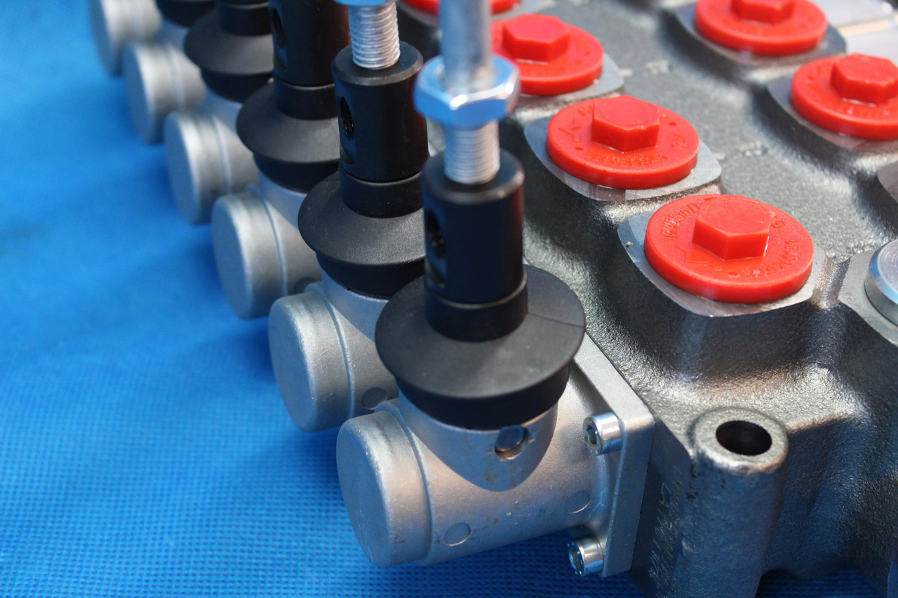 6 Sections Directional Control Valve Galtech Q95 120 l/min 31 GPM Electric solen for HDS-edged and cranes. - Ground support equipment: afbeelding 2 6 Sections Directional Control Valve Galtech Q95 120 l/min 31 GPM Electric solen for HDS-edged and cranes. - Ground support equipment: afbeelding 2