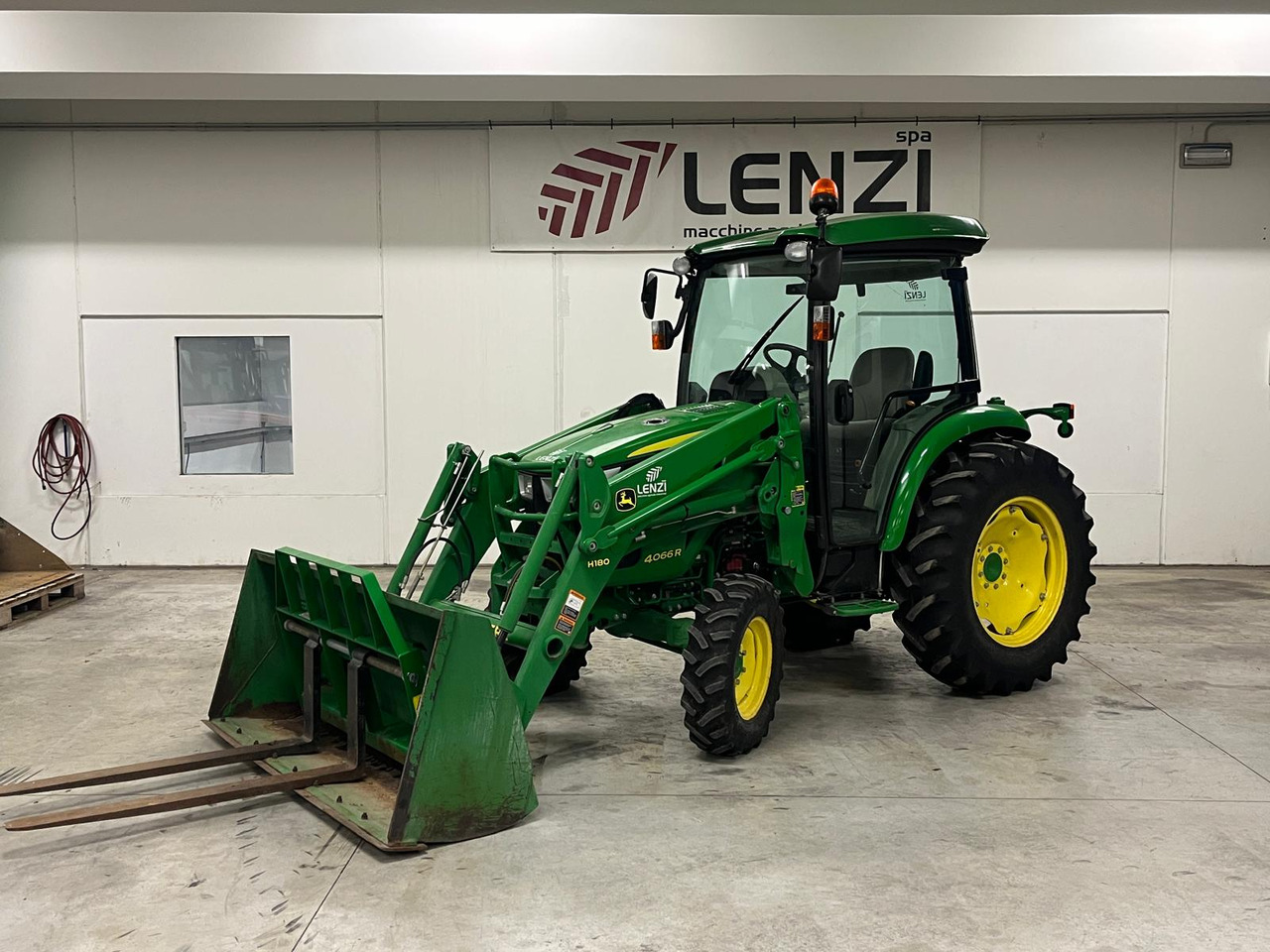 JOHN DEERE 4066 R ( IDROSTATICO ) - Tractor: afbeelding 1 JOHN DEERE 4066 R ( IDROSTATICO ) - Tractor: afbeelding 1