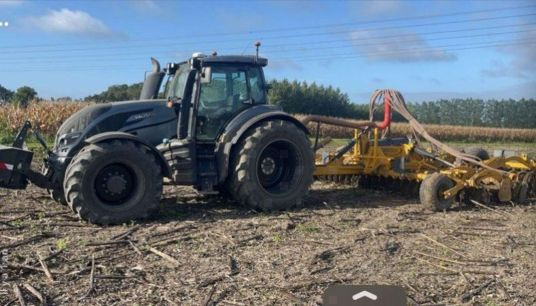 Valtra T174 VERSU - Tractor: afbeelding 1 Valtra T174 VERSU - Tractor: afbeelding 1