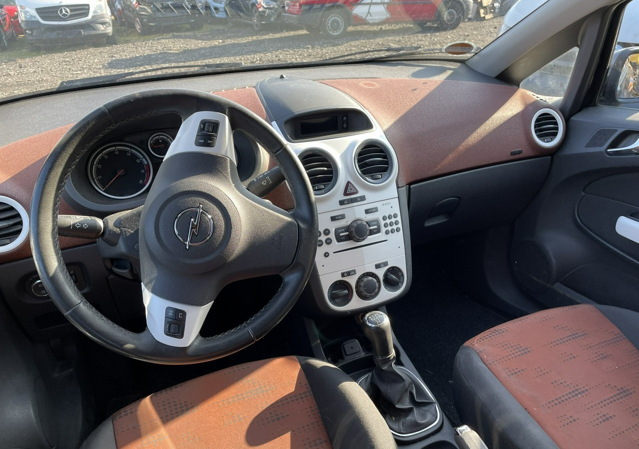 Opel Corsa D Corsa 1.4-87 KM Klima 2011 - Hatchback: afbeelding 4 Opel Corsa D Corsa 1.4-87 KM Klima 2011 - Hatchback: afbeelding 4