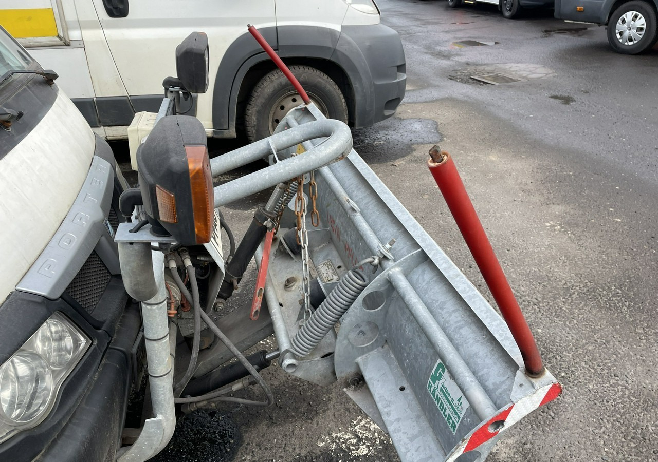 Piaggio Piaggio PFAU Wywrotka 4X4 posypywarka odśnieżarka pług 2009 - Sneeuwruimer: afbeelding 5 Piaggio Piaggio PFAU Wywrotka 4X4 posypywarka odśnieżarka pług 2009 - Sneeuwruimer: afbeelding 5
