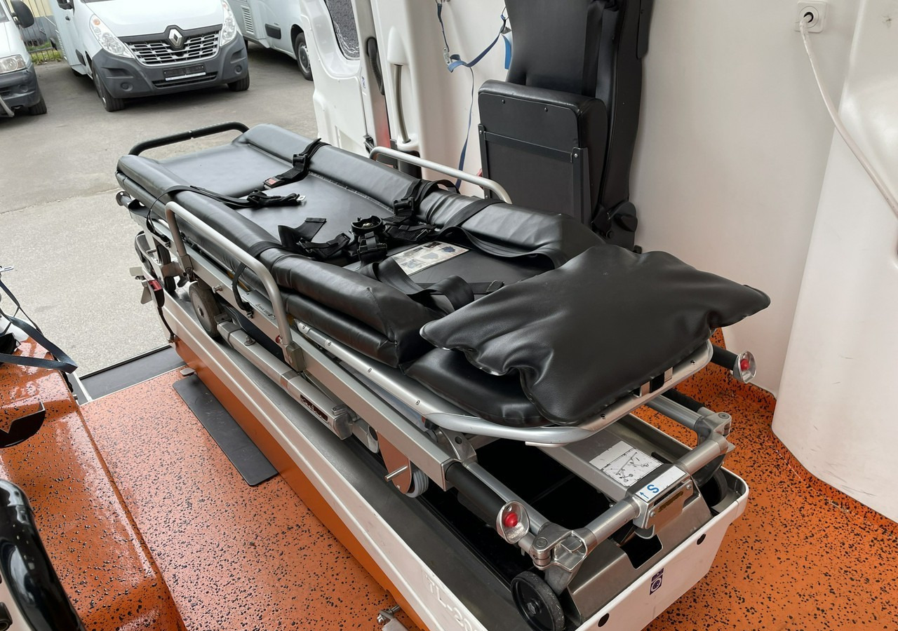 Volkswagen Crafter Crafter 2.0-163KM Karetka Ambulans Wyposażony Model 2016 - Ambulance: afbeelding 3 Volkswagen Crafter Crafter 2.0-163KM Karetka Ambulans Wyposażony Model 2016 - Ambulance: afbeelding 3